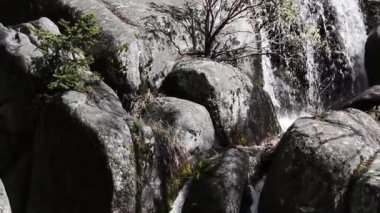 El bilgisayarı, Granit Kayalıklar üzerine Şelale Giderek Düşen Su Yosemite Ulusal Parkı Kaliforniya