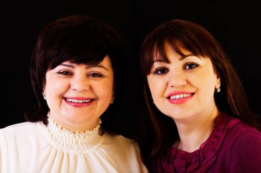 İki Gülümseyen Orta Çağ Kafkas Kadın Portresi Karanlık Arkaplanda