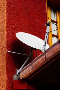 Ollantaytambo, Peru - 19 Haziran 2015: Kırmızı ve Turuncu Duvarlı Uydu Tabağı