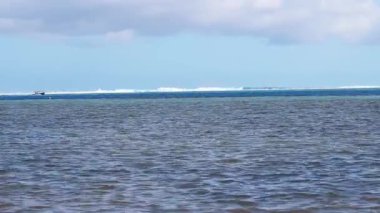 Uzak Tekne Okyanus 'ta, Moorea Resifi İçinde, Fransız Polinezyası Güney Pasifik' te