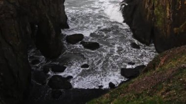 Rocky Beach Newport Oregon ile İki Burun Uçurumu Arasında Okyanus Dalgaları 