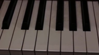 Sıkışık Kamera Piyano Klavyesinin Üzerinde Soldan Sağa Siyah ve Beyaz Anahtarlar