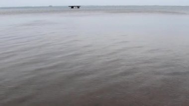 Resifin İçindeki Sığ Okyanus Suyu Uzak Ahşap Platformu ve Çapalı Moorea Fransız Polinezyası Güney Pasifik