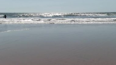 Okyanus dalgaları Kum Sahilinde Sörfçülerin okyanus kenarındaki California 'ya baktığı