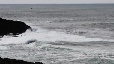 Volkanik Kaya Kıyı Kıyısına Karşı Okyanus Dalgaları Arkaplanda Oregon Körfezi Şamandırası Bulutlu