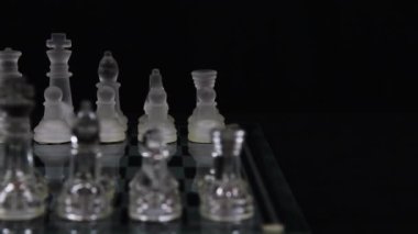 Kamera Önceki Cam Satranç Parçalarını Başlangıç Konumunda Siyah Arkaplanda Taşır