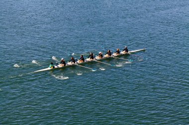 Folsom, California, ABD - 30 Nisan 2011: Nehir Üzerinde Kürek Çeken Kadınlar Ekibi 