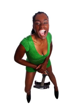 Kısa Yeşil Örgü Elbiseli Afro-Amerikalı Kadın, Beyaz Arkaplanda Açık Ağız İfadesiyle Elektrikli Gitar Tutuyor