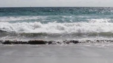 Kum Sahilinde Okyanus Dalgaları Bulutlu Gökyüzü ile Santa Monica California