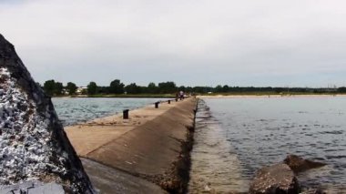 Breakwater Gölü 'nde dalgalar yükseldi Michigan Waukegan Illinois' de Arkaplan Bulutlu İnsanlarla