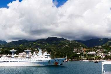 Papeete, Fransız Polinezyası - 11 Mayıs 2024: Çin araştırma gemisi Yuan Wang 5 Tahiti rıhtımında Ağaçlar Tepeleri ve Bulutlarla