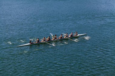 Folsom, California, ABD - 30 Nisan 2011: Erkekler Ekibi Nehirde Kürek Çekiyor