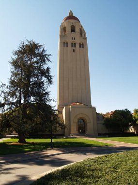 Palo Alto, California, ABD - 8 Ekim 2006: Blue Sky ile Stanford Üniversitesi Kampüsü 'ndeki Hoover Tower