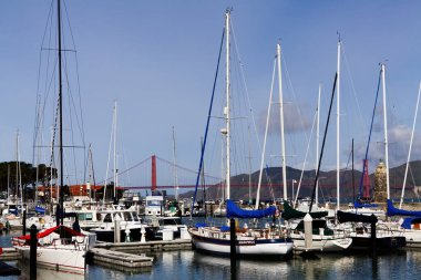 San Francisco, Kaliforniya, ABD - 30 Mart 2014: Arka planda Golden Gate Köprüsü olan Tekneler Marina 'da