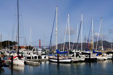 San Francisco, Kaliforniya, ABD - 30 Mart 2014: Arka planda Golden Gate Köprüsü olan Tekneler Marina 'da Kayıyor