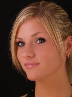 Siyah Arkaplanda Çekici İnce Sarışın Beyaz Kadın Portresi