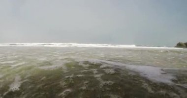 Alçak Kamera Açısı ve Bulutlu Gökyüzü ile Okyanus Dalgaları Yaklaşıyor