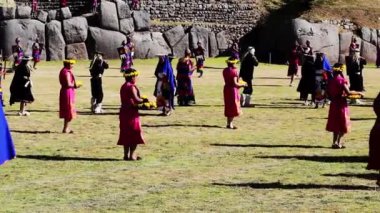 Cusco, Peru, Güney Amerika - 6 / 24 / 2015: Geleneksel İnka Kostümlü Erkekler ve Kadınlar Inti Raymi 'nin Müziğe Taşınmasını Kutluyor