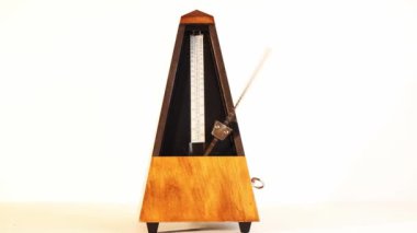 Hızlı Tempo 'da Yürüyen Kollu Ahşap Metronom Masada Beyaz Arkaplanlı Oturuyor