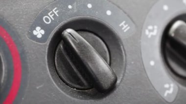 Hava akışı ve vantilatör kontrolü için araba konsolunun el kamerası görüntüsü.