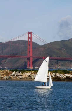 San Francisco, Kaliforniya, ABD - 30 Mart 2014: Golden Gate Köprüsü ile San Francisco Körfezi 'nde Küçük Yelkenli