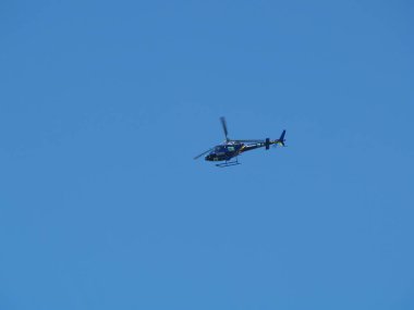 Sacramento, California, ABD - 12 Mart 2009: Blue News Helicopter Clear Sky 'da Uçuyor 