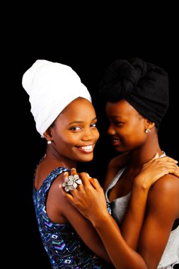 Siyah Arkaplanda Türban Kucaklayan İki Afrikalı Amerikalı Kız Kardeş