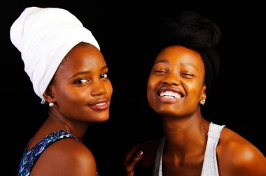 Siyah Arkaplanda Türban Giyen İki Çekici Afrikalı Amerikalı Kız Kardeş