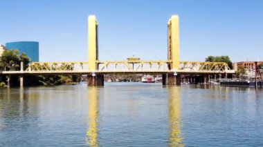 Yavaşça Sacramento Kulesi Köprüsü 'ne yaklaşıyoruz.