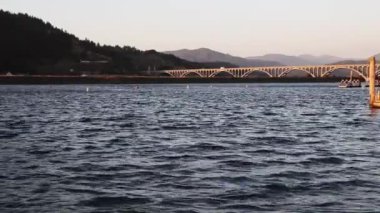 Oregon 'da Su ve Şamandıralar Patterson Köprüsü Tepeleri Arkaplanda