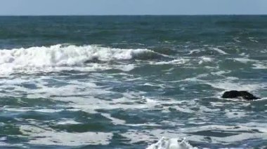 Okyanus Dalgalarının ve Kuzey Kaliforniya 'nın Mavi Gökyüzünün Dar Çekimi