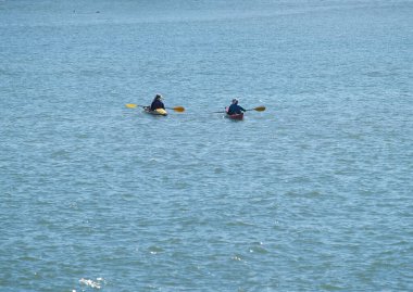 Berkeley, California, ABD - 07 Ekim 2007: San Francisco Körfezinde İki Kayaklı Kişi