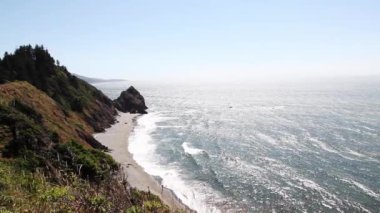 Okyanus Dalgaları 'na bakıyorum. Sahilleri Cliff Oregon' dan açık mavi gökyüzüyle izliyorum.