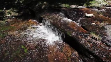 Küçük şelale taşın üzerinden geçiyor Yosemite Ulusal Parkı