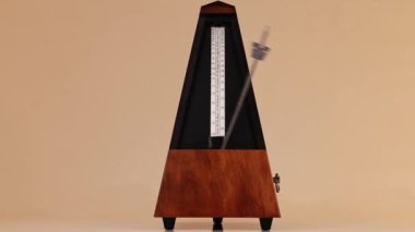 Largo Tempo 'da Mekanik Metronom Kolu' nun İleri ve Geri Çekilişinin Yakın Çekimi