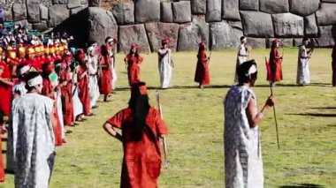 Cusco, Peru, Güney Amerika - 6 / 24 / 2015: Inti Raymi 'yi Kutlayan Geleneksel İnka Kostümlü Erkekler ve Kadınlar