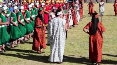 Cusco, Peru, Güney Amerika - 6 / 24 / 2015: Inti Raymi Yavaş Hareketini Kutlayan Geleneksel İnka Kostümlü Erkekler ve Kadınlar