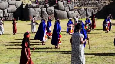 Cusco, Peru, Güney Amerika - 6 / 24 / 2015: Inti Raymi 'yi Kutlayan Geleneksel İnka Kostümlü Erkekler ve Kadınlar