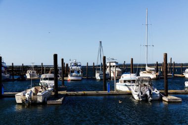 Gold Beach, Oregon, ABD - 23 Ağustos 2012 Rogue River 'daki tekneler kayıyor