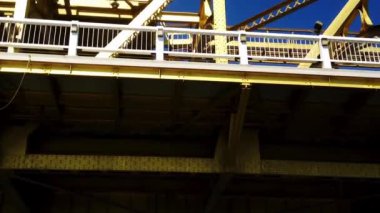 Sacramento Kulesi 'nin altından Nehirdeki Tekne Köprüsü' nden geçiyoruz.