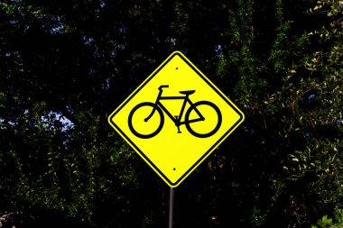 Ashland, Oregon, ABD - 07 Ağustos 2022: Yeşil Bitkilerle Bisiklet Yolu İçin Sarı Trafik Elmas Tabelası