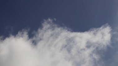 Beyaz Kümülüs Bulutları Çerçevenin Üstündeki Mavi Gökyüzü ile Yavaşça Aşağı İlerliyor