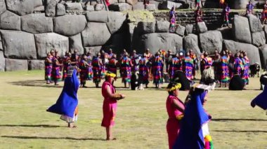 Cusco, Peru, Güney Amerika - 6 / 24 / 2015: Inti Raymi Ateşi ve Sözcüsünü Kutlayan Geleneksel İnka Kostümlü Erkek ve Kadınlar