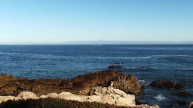 Pasifik Korusu 'ndan Monterey Körfezi. California Su ve Gökyüzü. Uzak bir tekne ile hareket ediyor.