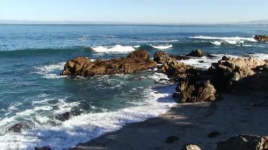 Okyanus Dalgaları Monterey Körfezi 'ndeki Kayalara Vuruyor Kaliforniya Açık Mavi Gökyüzü Korusu