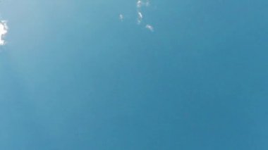 Mavi Gök 'te Beyaz Bulutların Hızı Doğrudan Tepemizde