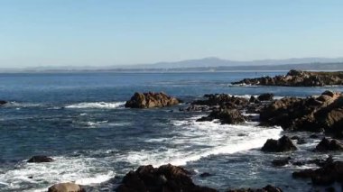 Küçük Monterey Körfezi Dalgaları Rocky Shore Pacific Grove 'a karşı Mavi Haze Gökyüzü