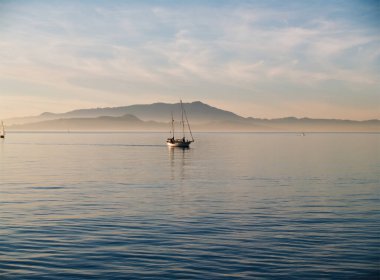 San Francisco Körfezi 'nde İki Direkli Saliboat Motoring Yelkenli Haze ve Tepe Beyaz Bulutları