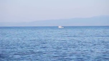 Monterey Körfezi Pasifik Korusu Kaliforniya 'da Okyanus Dalgaları Uzağında Sallanan Uzaktan Kayık