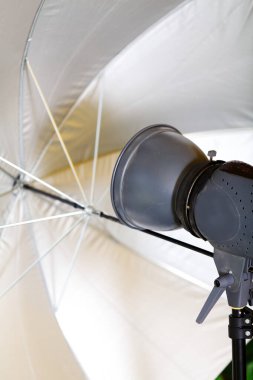 Eskimiş Gri Fotoğraflar Mono Işık Işığı Beyaz Şemsiyeyi Gösteriyor